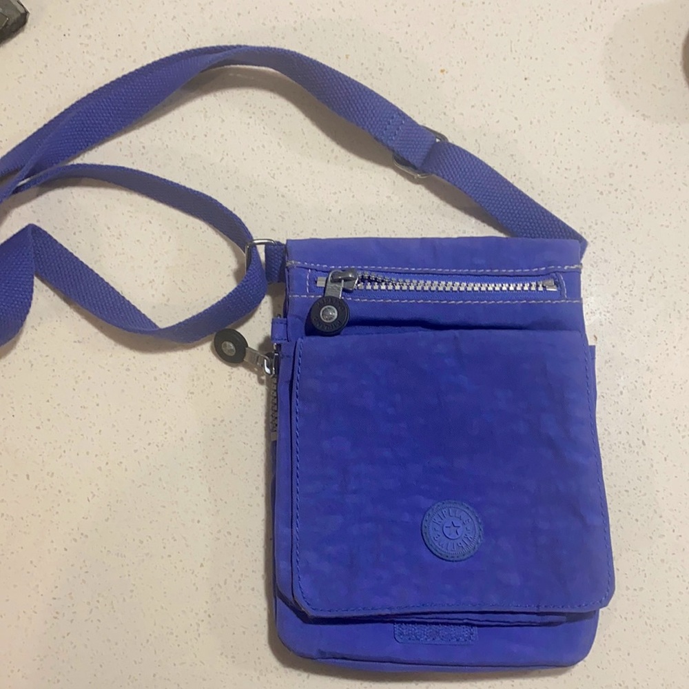 Minimalist bag, practical, casual.